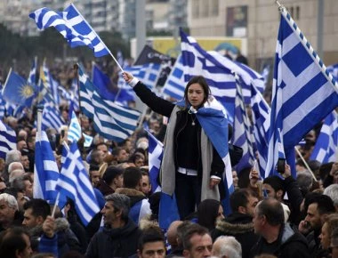 Σκοπιανό: Η κυβέρνηση χαρακτηρίζει «μορφώματα» τις Παμμακεδονικές και της είναι «αδιάφορη» η θέληση του ελληνικού λαού